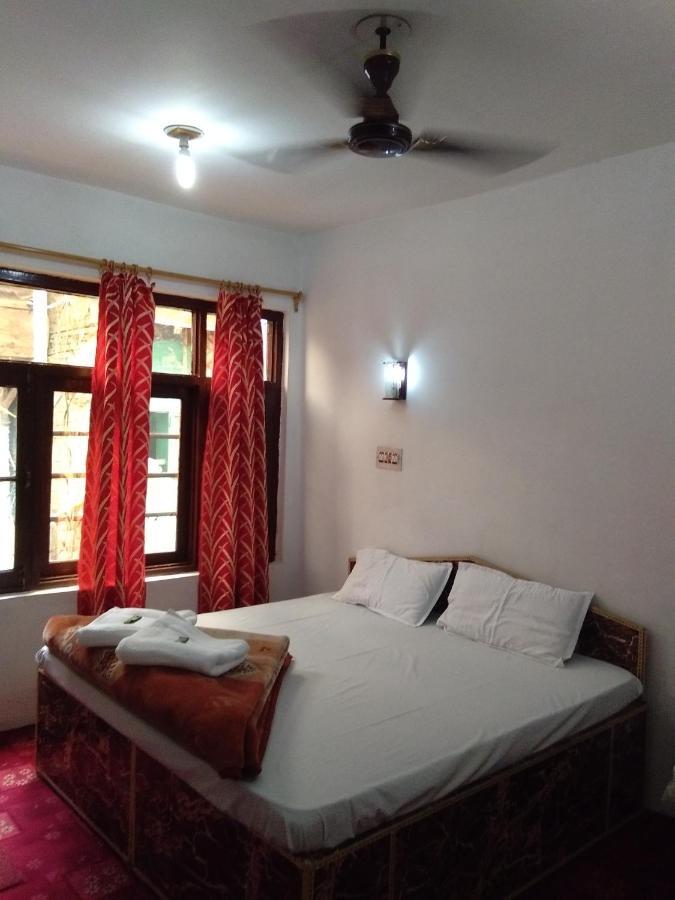 Howrah Guest House Srīnagar Dış mekan fotoğraf