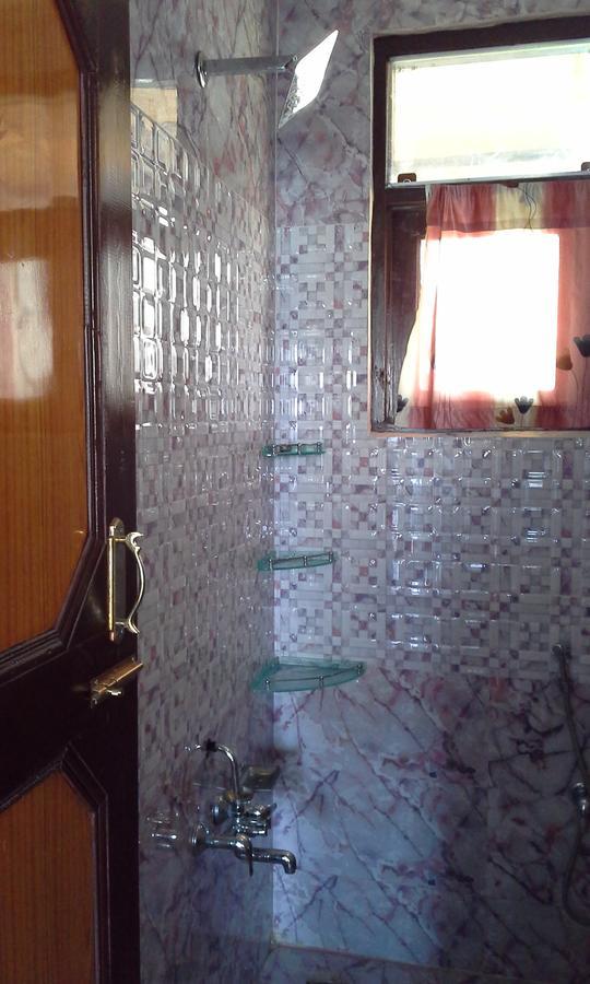 Howrah Guest House Srīnagar Dış mekan fotoğraf