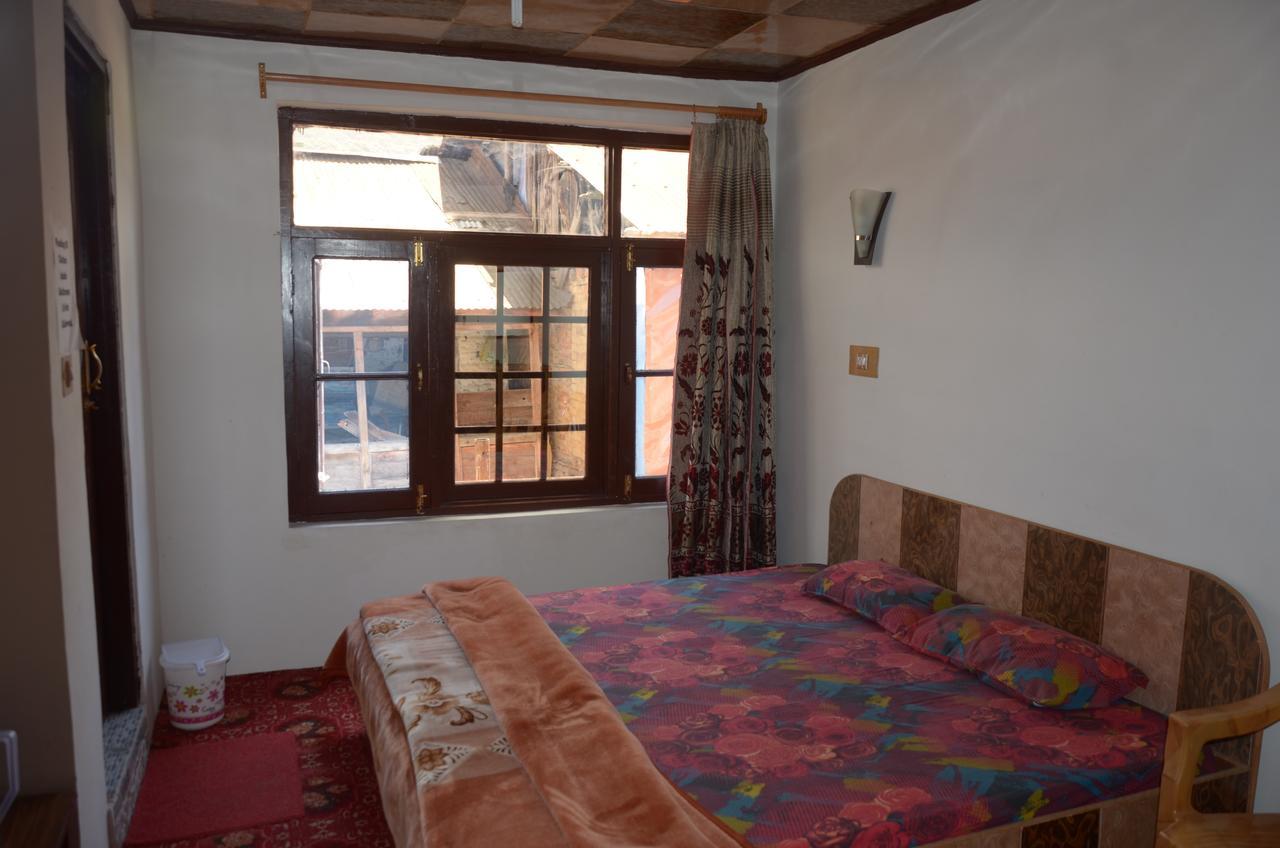 Howrah Guest House Srīnagar Dış mekan fotoğraf