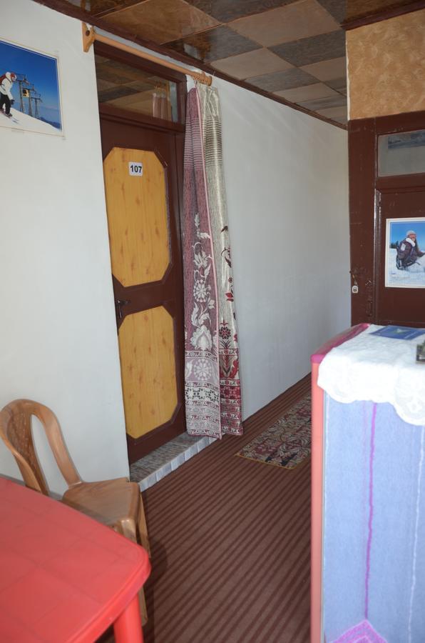 Howrah Guest House Srīnagar Dış mekan fotoğraf