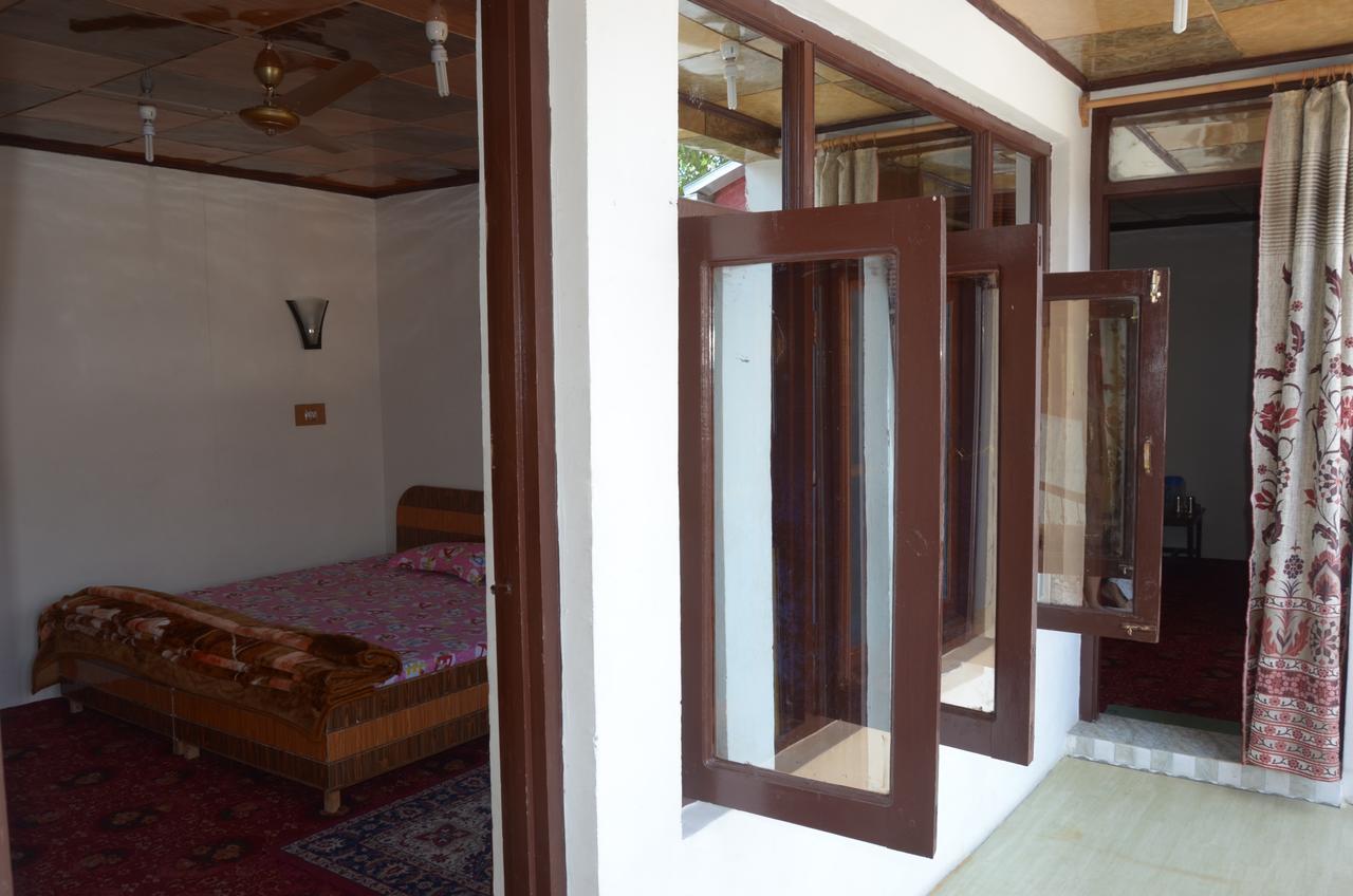 Howrah Guest House Srīnagar Dış mekan fotoğraf