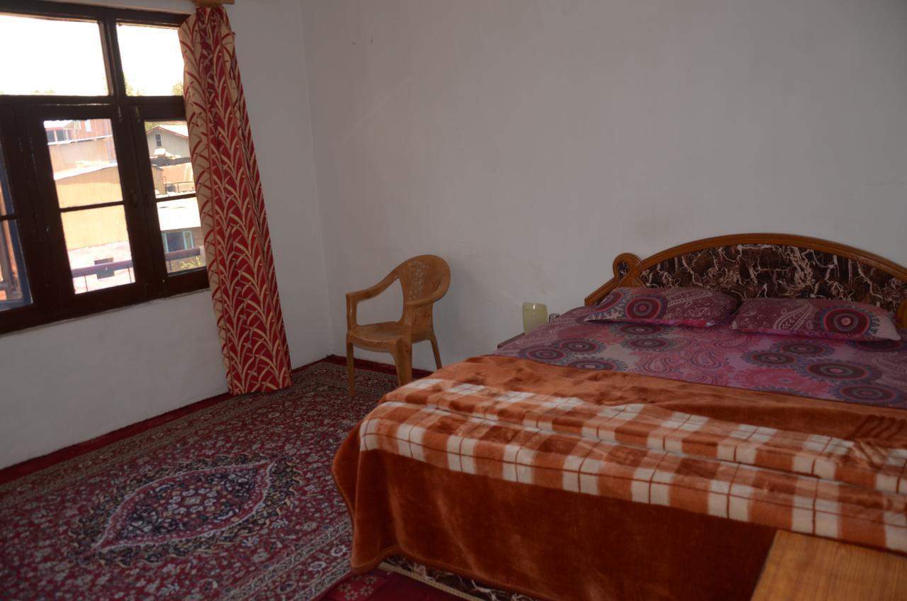 Howrah Guest House Srīnagar Dış mekan fotoğraf