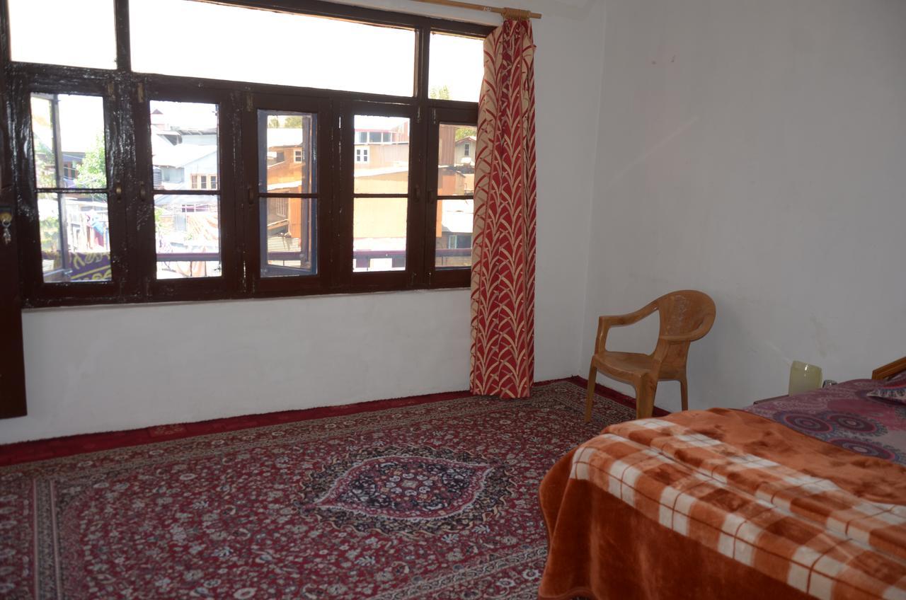 Howrah Guest House Srīnagar Dış mekan fotoğraf